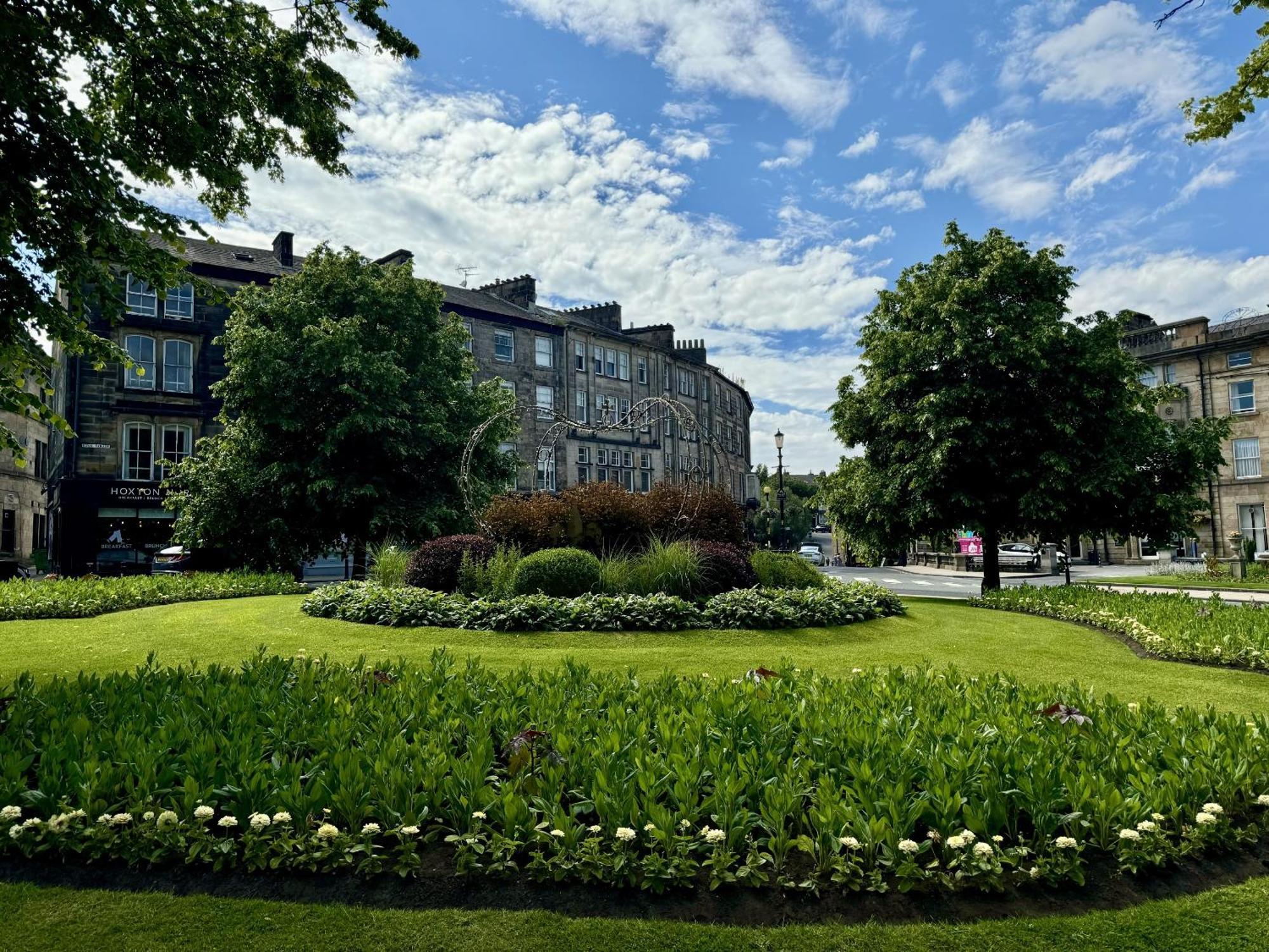 The Yorkshire Crown - Luxury Apartment - Free Parking Nearby Harrogate Exterior foto